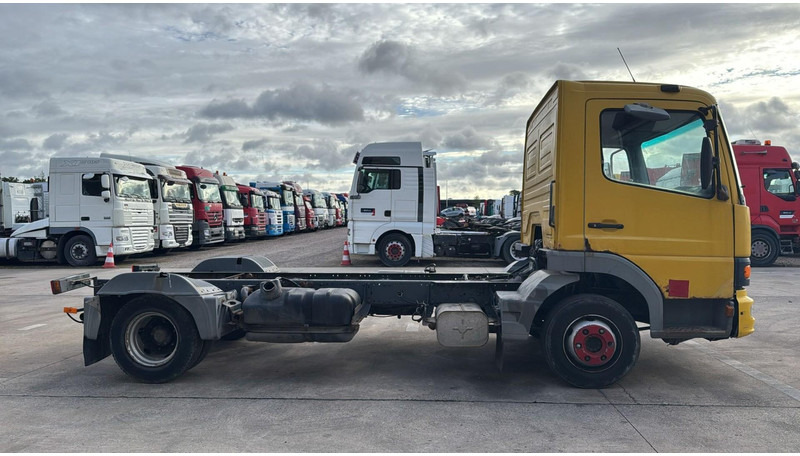 Mercedes-Benz Atego 815 (BOITE MANUELLE / MANUAL GEARBOX) - Caminhão chassi: foto 3 Mercedes-Benz Atego 815 (BOITE MANUELLE / MANUAL GEARBOX) - Caminhão chassi: foto 3