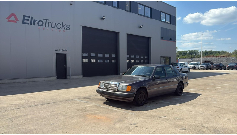 Mercedes-Benz E-Klasse 200 (GERMAN CAR / VOITURE D'ALLEMAGNE / ESSENCE / PETROL / MANUAL) - Sedã: foto 1 Mercedes-Benz E-Klasse 200 (GERMAN CAR / VOITURE D'ALLEMAGNE / ESSENCE / PETROL / MANUAL) - Sedã: foto 1