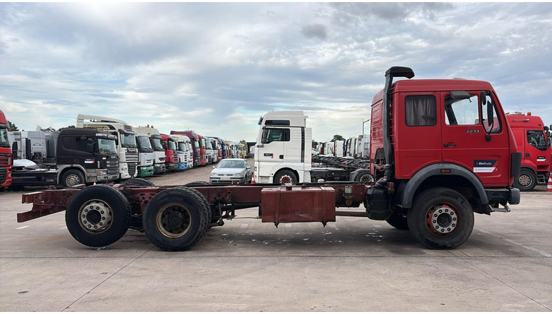 Mercedes-Benz SK 2233 (GRAND PONT / V8 AVEC 2X TURBO / BIG AXLE) - Caminhão chassi: foto 3 Mercedes-Benz SK 2233 (GRAND PONT / V8 AVEC 2X TURBO / BIG AXLE) - Caminhão chassi: foto 3