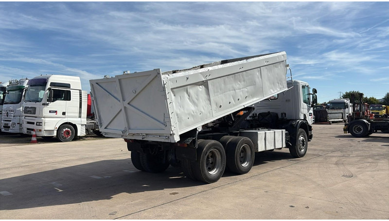 Scania 94 - 260 (BOITE MANUELLE / LAMES / STEEL SUSP. / 6X4 / MANUAL GEARBOX) - Caminhão basculante: foto 4 Scania 94 - 260 (BOITE MANUELLE / LAMES / STEEL SUSP. / 6X4 / MANUAL GEARBOX) - Caminhão basculante: foto 4