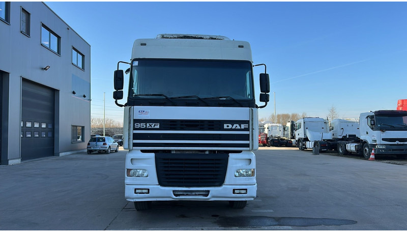 DAF XF 95.380 (EURO 2 / POMPE MANUELLE / MANUAL PUMP / BOITE MANUELLE / MANUAL GEARBOX) - Tractor: foto 2 DAF XF 95.380 (EURO 2 / POMPE MANUELLE / MANUAL PUMP / BOITE MANUELLE / MANUAL GEARBOX) - Tractor: foto 2
