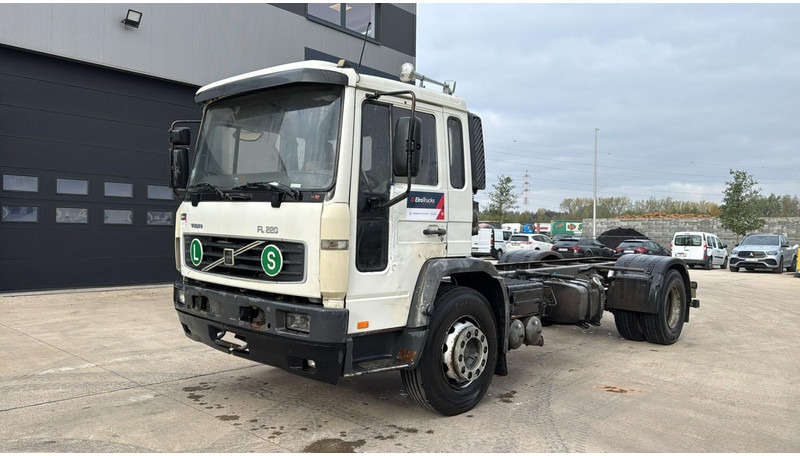 Volvo FL 220 (FULL STEEL SUSP. / 10 BOLTS / 18 TONS / VERY CLEAN CHASSIS !!! / CHASSIS 5.50M LENGHT) - Caminhão chassi: foto 1 Volvo FL 220 (FULL STEEL SUSP. / 10 BOLTS / 18 TONS / VERY CLEAN CHASSIS !!! / CHASSIS 5.50M LENGHT) - Caminhão chassi: foto 1