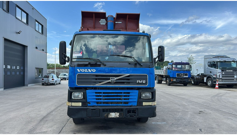 Volvo FM 12 - 340 (MANUAL GEARBOX / STEEL SUSPENSION / LAMES / BOITE MANUELLE) - Caminhão basculante: foto 2 Volvo FM 12 - 340 (MANUAL GEARBOX / STEEL SUSPENSION / LAMES / BOITE MANUELLE) - Caminhão basculante: foto 2