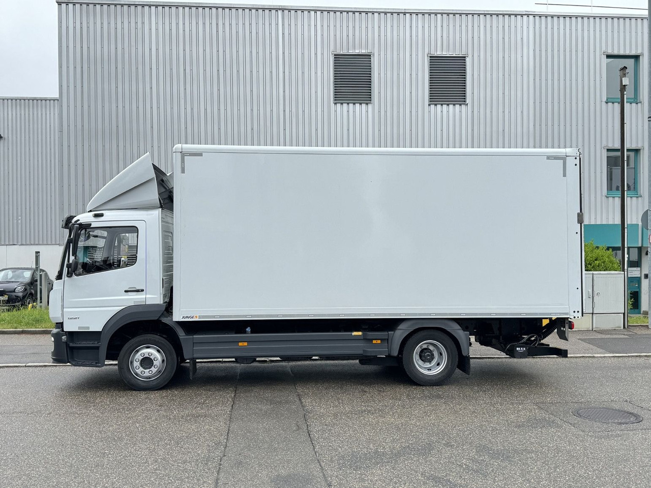 Mercedes-Benz Atego 1221 L Koffer 6,1m LBW AHK Klima TOP - Caminhão furgão: foto 4 Mercedes-Benz Atego 1221 L Koffer 6,1m LBW AHK Klima TOP - Caminhão furgão: foto 4