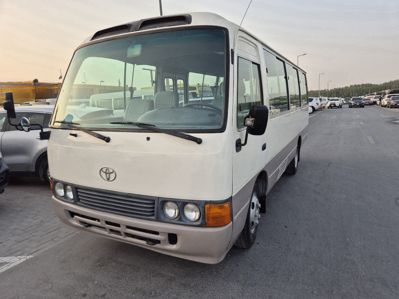 TOYOTA Coaster ... 25 places ...climatisé - Micro-ônibus, Furgão de passageiros: foto 2 TOYOTA Coaster ... 25 places ...climatisé - Micro-ônibus, Furgão de passageiros: foto 2