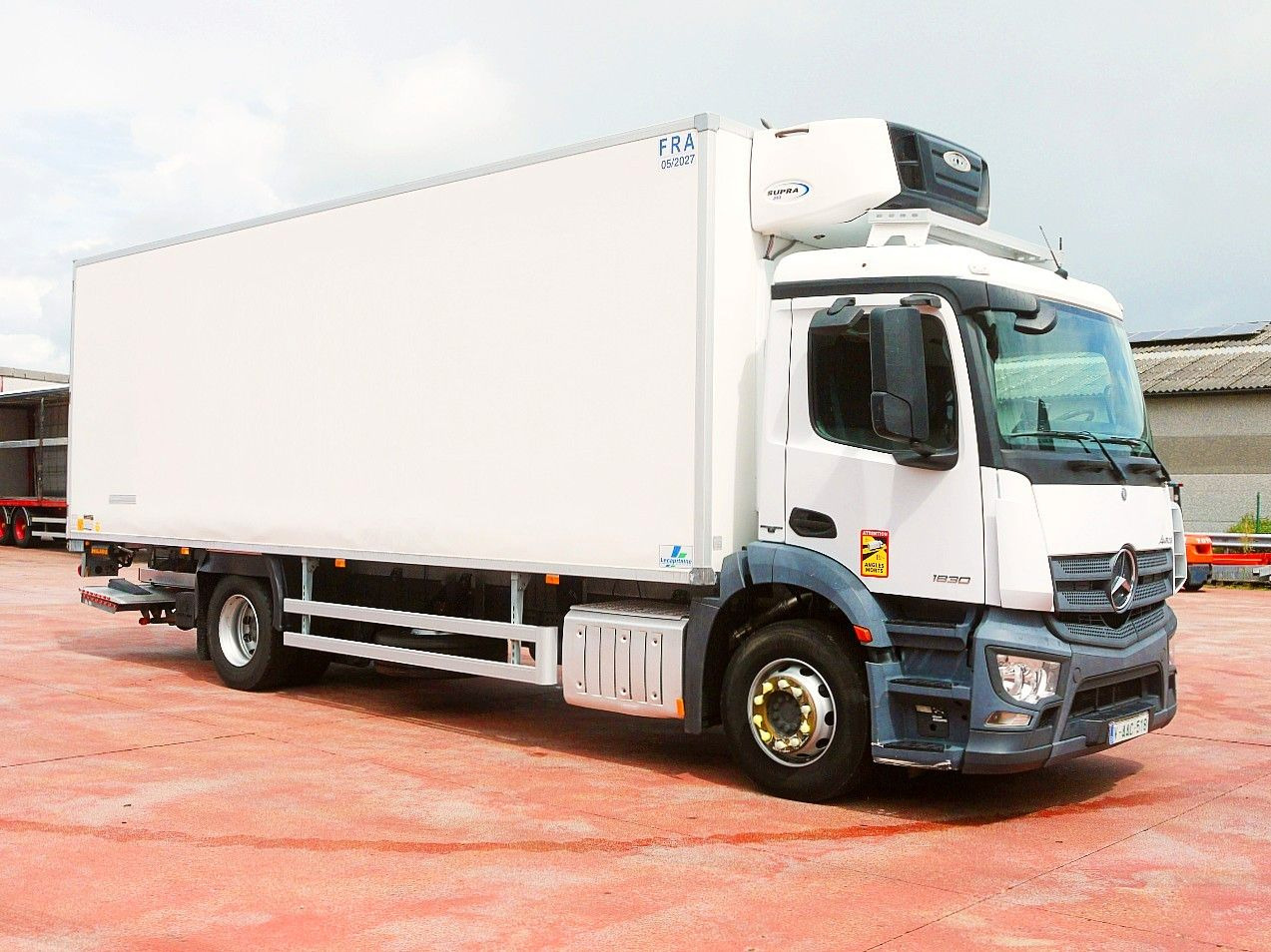 Mercedes-Benz 1830 ANTOS KUHLKOFFER CARRIER SUPRA 850 - Caminhão frigorífico: foto 2 Mercedes-Benz 1830 ANTOS KUHLKOFFER CARRIER SUPRA 850 - Caminhão frigorífico: foto 2
