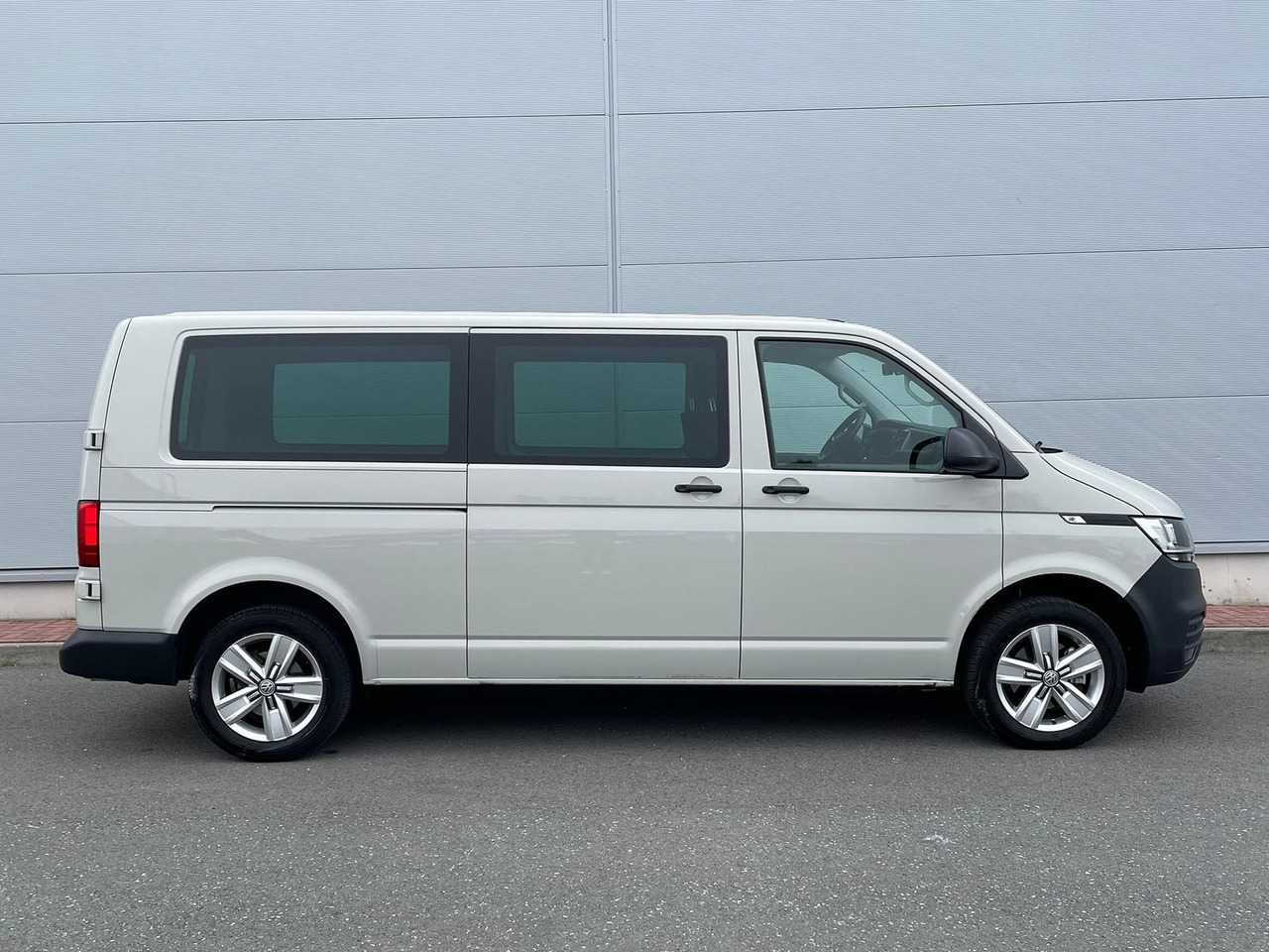 Volkswagen T6.1 Transporter 2.0 TDI lang 4MOTION SITZHZ NAV - Furgão: foto 5 Volkswagen T6.1 Transporter 2.0 TDI lang 4MOTION SITZHZ NAV - Furgão: foto 5
