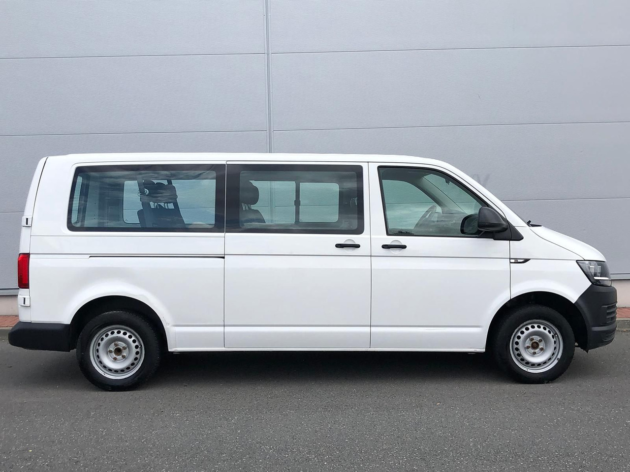 Volkswagen T6 Transporter 2.0 TDI Kombi lang 9-SITZE TEMP - Carro perua: foto 5 Volkswagen T6 Transporter 2.0 TDI Kombi lang 9-SITZE TEMP - Carro perua: foto 5