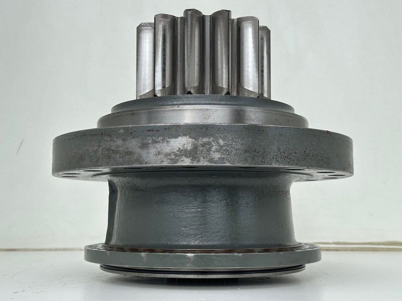 Liebherr Abtriebswellengehäuse ID-Nr.90013701 mit Abtriebswelle ID-Nr.90214087. SAT275A290. R922 LC-1486. R924 LC-1487. #0556#0579# - Motor de giro de Máquina de construção: foto 5 Liebherr Abtriebswellengehäuse ID-Nr.90013701 mit Abtriebswelle ID-Nr.90214087. SAT275A290. R922 LC-1486. R924 LC-1487. #0556#0579# - Motor de giro de Máquina de construção: foto 5