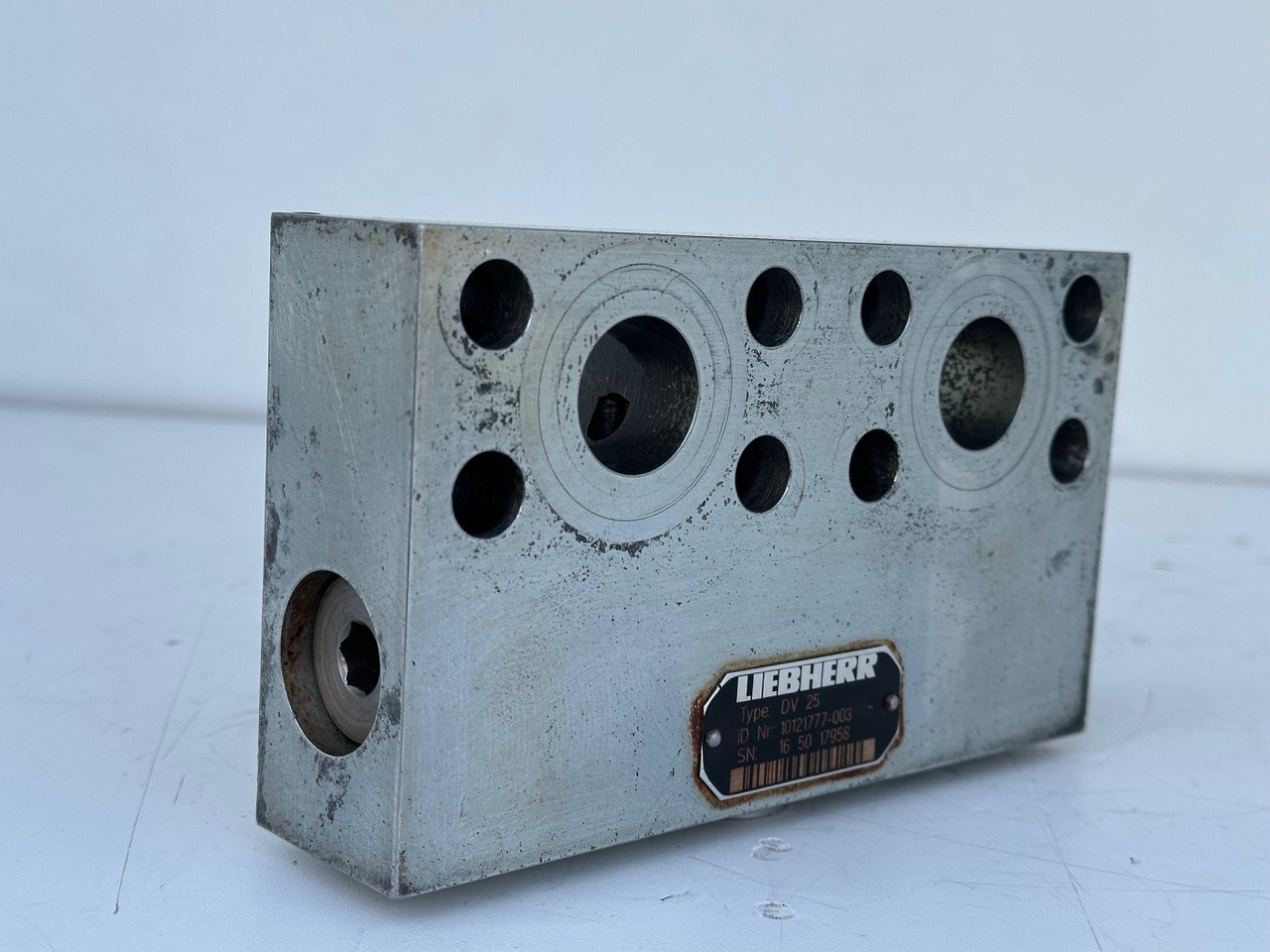 Liebherr Dämpfungsventil ID-Nr.10121777. P924 COMP, P926, R926, R916, R922, R924 COMP, R924, R926 COMP, R926, R930, R936, R946, R950 T, R960 T. #10121777.43199# - Motor de giro de Máquina de construção: foto 2 Liebherr Dämpfungsventil ID-Nr.10121777. P924 COMP, P926, R926, R916, R922, R924 COMP, R924, R926 COMP, R926, R930, R936, R946, R950 T, R960 T. #10121777.43199# - Motor de giro de Máquina de construção: foto 2