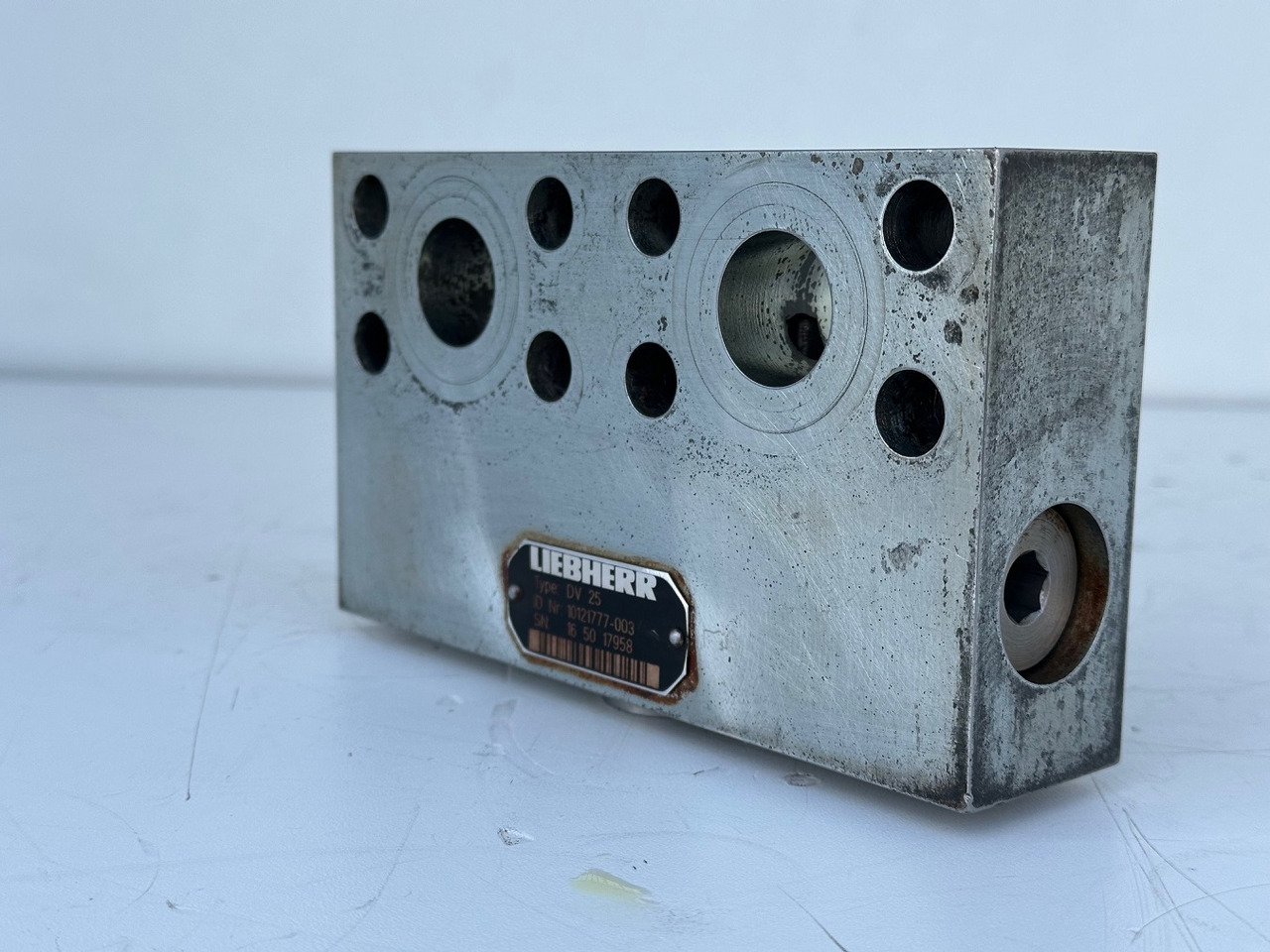 Liebherr Dämpfungsventil ID-Nr.10121777. P924 COMP, P926, R926, R916, R922, R924 COMP, R924, R926 COMP, R926, R930, R936, R946, R950 T, R960 T. #10121777.43199# - Motor de giro de Máquina de construção: foto 1 Liebherr Dämpfungsventil ID-Nr.10121777. P924 COMP, P926, R926, R916, R922, R924 COMP, R924, R926 COMP, R926, R930, R936, R946, R950 T, R960 T. #10121777.43199# - Motor de giro de Máquina de construção: foto 1