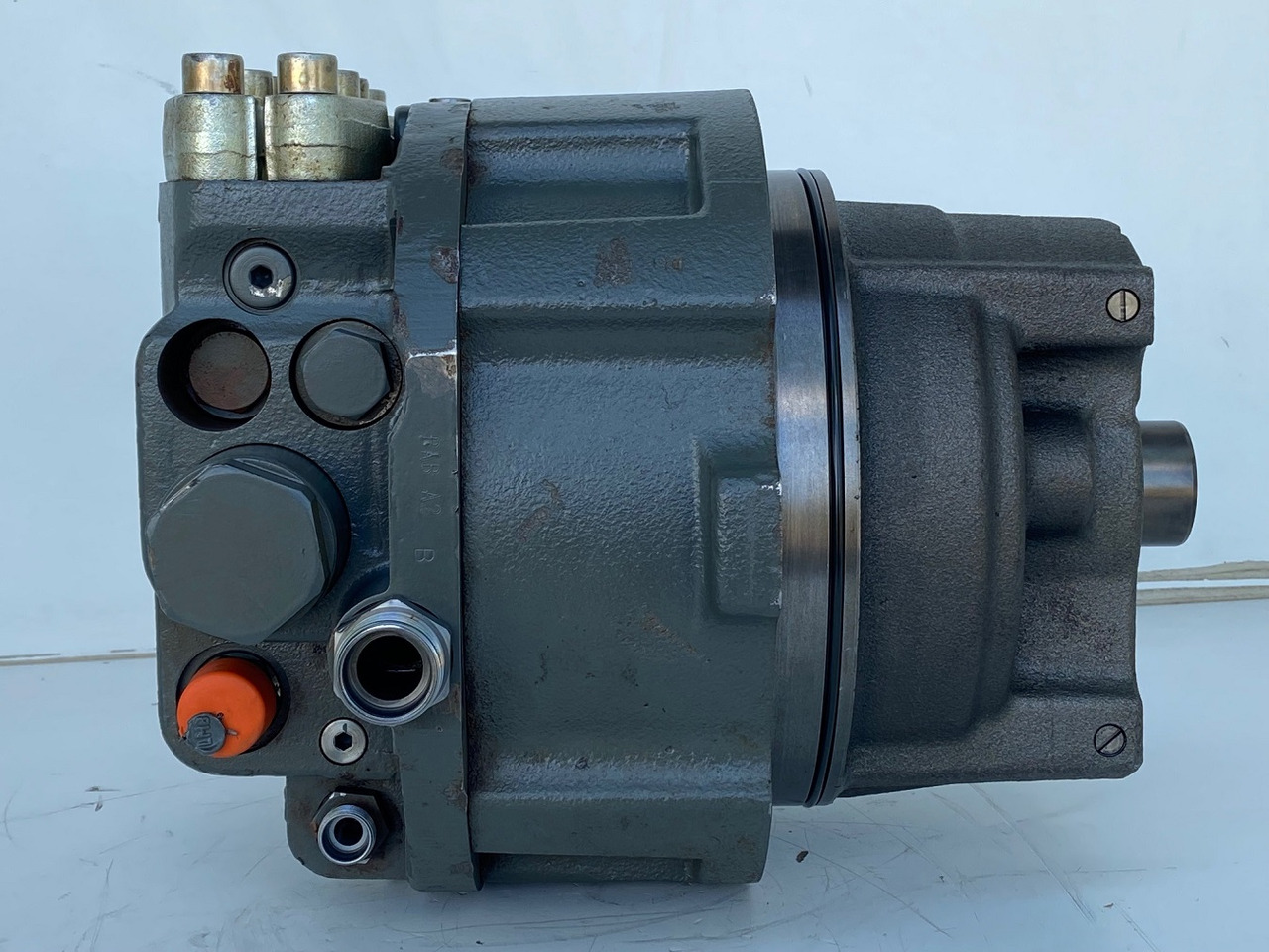 Liebherr Hydraulikeinbaumotor CMVE O 108. ID-Nr.10118562 - ID-Nr.10132610 - ID-Nr.10129048. LOS1916, LOS916, LOS926, R906, R916, R918, R920, R922, R924, R926COMP, R926, R936. #27979# - Motor hidráulico de Escavadora de rastos: foto 2 Liebherr Hydraulikeinbaumotor CMVE O 108. ID-Nr.10118562 - ID-Nr.10132610 - ID-Nr.10129048. LOS1916, LOS916, LOS926, R906, R916, R918, R920, R922, R924, R926COMP, R926, R936. #27979# - Motor hidráulico de Escavadora de rastos: foto 2