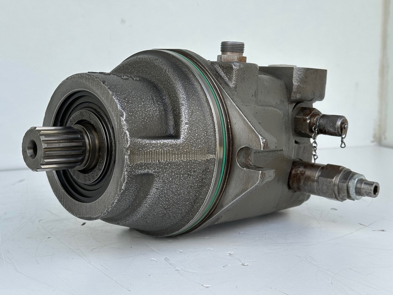 Liebherr Hydraulikeinbaumotor Typ:FMF058, ID-Nr.10122576 - ID-Nr.10145827 - ID-Nr.11371069. LOS1906, P924 COMP , R906, R906 PROTO, R916, R922, R924, R924 COMP, R926 COMP, R926 K LC. #11371069.43199# - Motor de giro de Máquina de construção: foto 1 Liebherr Hydraulikeinbaumotor Typ:FMF058, ID-Nr.10122576 - ID-Nr.10145827 - ID-Nr.11371069. LOS1906, P924 COMP , R906, R906 PROTO, R916, R922, R924, R924 COMP, R926 COMP, R926 K LC. #11371069.43199# - Motor de giro de Máquina de construção: foto 1
