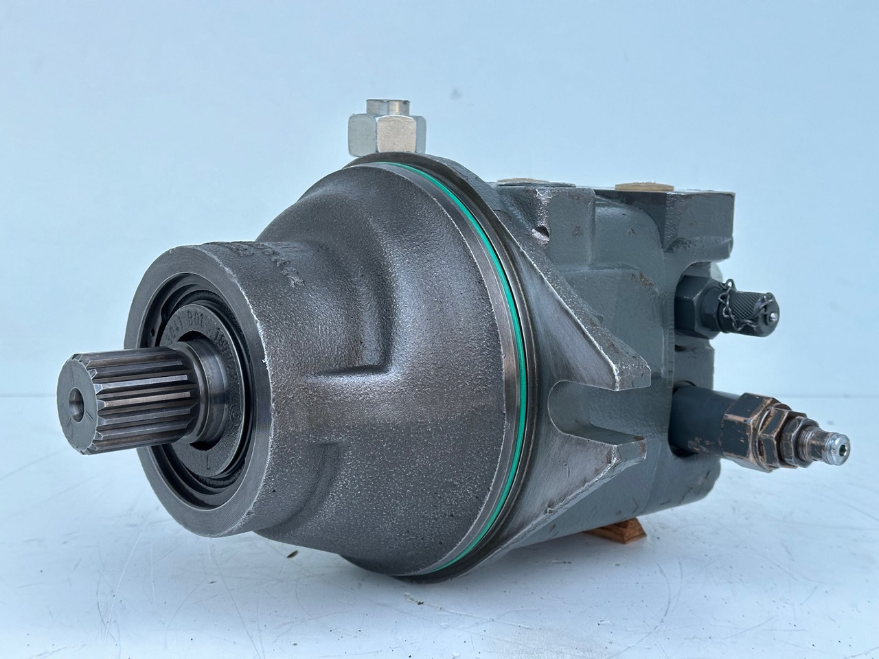 Liebherr Hydraulikeinbaumotor Typ:FMF090. ID-Nr.10139164 - ID-Nr.11371743. R946 LC, R946 LC-V, R946 NLC, R946 S-HD, R950 LC-V, R950 S-HD, R950. #11371743.11929# - Motor de giro de Escavadeira: foto 1 Liebherr Hydraulikeinbaumotor Typ:FMF090. ID-Nr.10139164 - ID-Nr.11371743. R946 LC, R946 LC-V, R946 NLC, R946 S-HD, R950 LC-V, R950 S-HD, R950. #11371743.11929# - Motor de giro de Escavadeira: foto 1