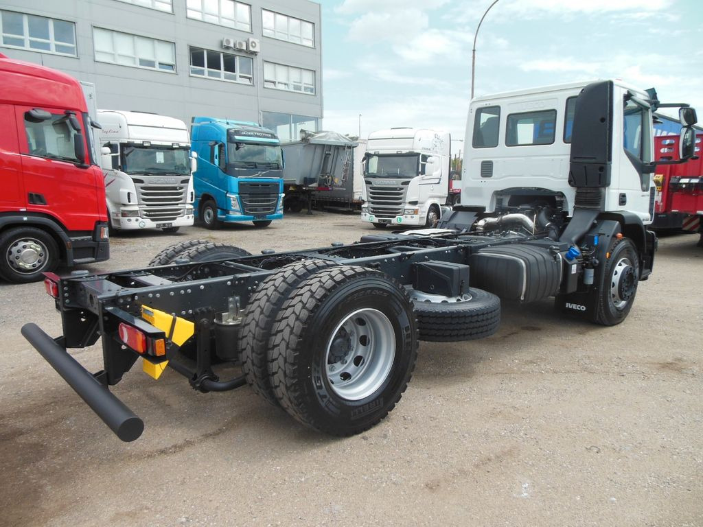 Iveco EUROCARGO ML 180E28/P, PTO - Caminhão chassi: foto 3 Iveco EUROCARGO ML 180E28/P, PTO - Caminhão chassi: foto 3