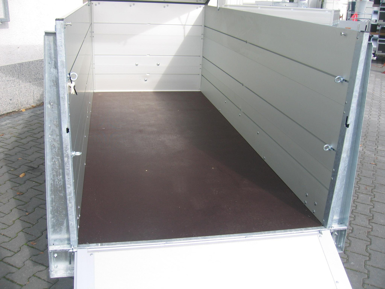 ALUBOXX Deckelanhänger GTT 1500 VT2 301x126x118cm Heckrampe (M) 1500kg order Aktion - Reboque furgão: foto 5 ALUBOXX Deckelanhänger GTT 1500 VT2 301x126x118cm Heckrampe (M) 1500kg order Aktion - Reboque furgão: foto 5