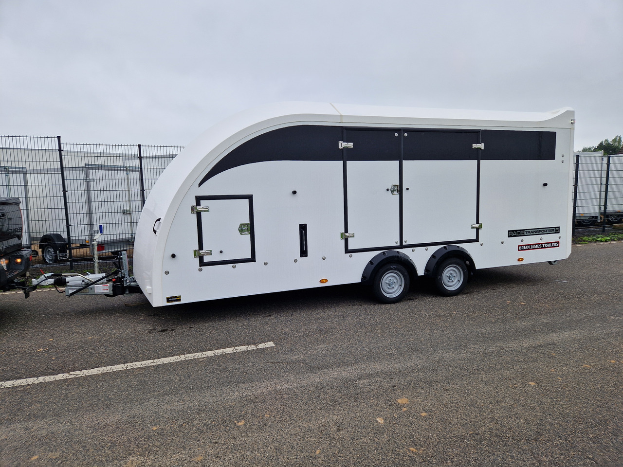 BJT Race Transporter 5 550x212x189cm weiß Lichtpaket Showlicht ASR 3500kg Januar Aktion - Roulote bar: foto 3 BJT Race Transporter 5 550x212x189cm weiß Lichtpaket Showlicht ASR 3500kg Januar Aktion - Roulote bar: foto 3