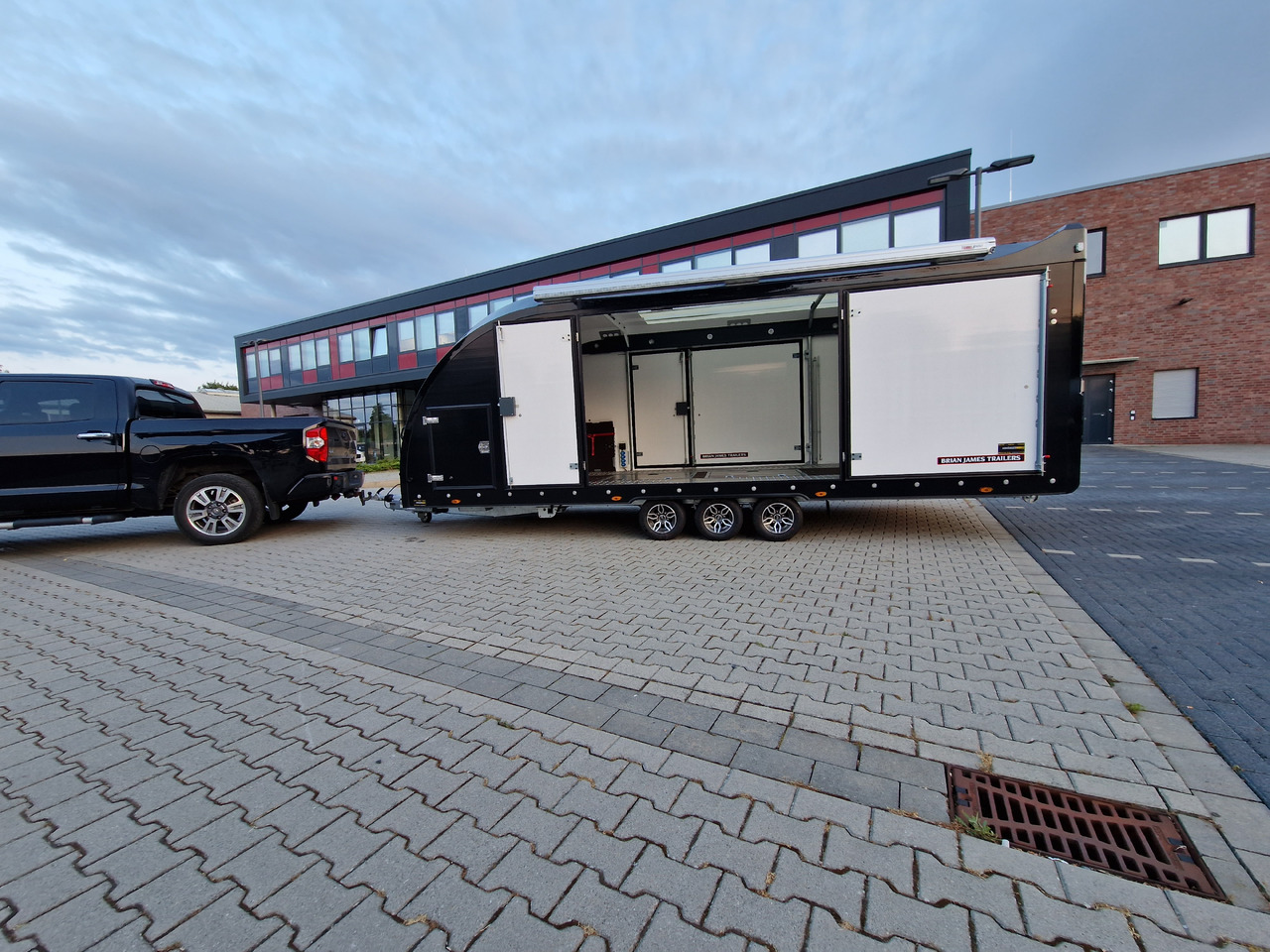 Locação de  BJT Race Transporter 6 396-3040 600x235x189cm black Markise re/li Motorsport Automotiv Tridem 3500kg BJT Race Transporter 6 396-3040 600x235x189cm black Markise re/li Motorsport Automotiv Tridem 3500kg: foto 8