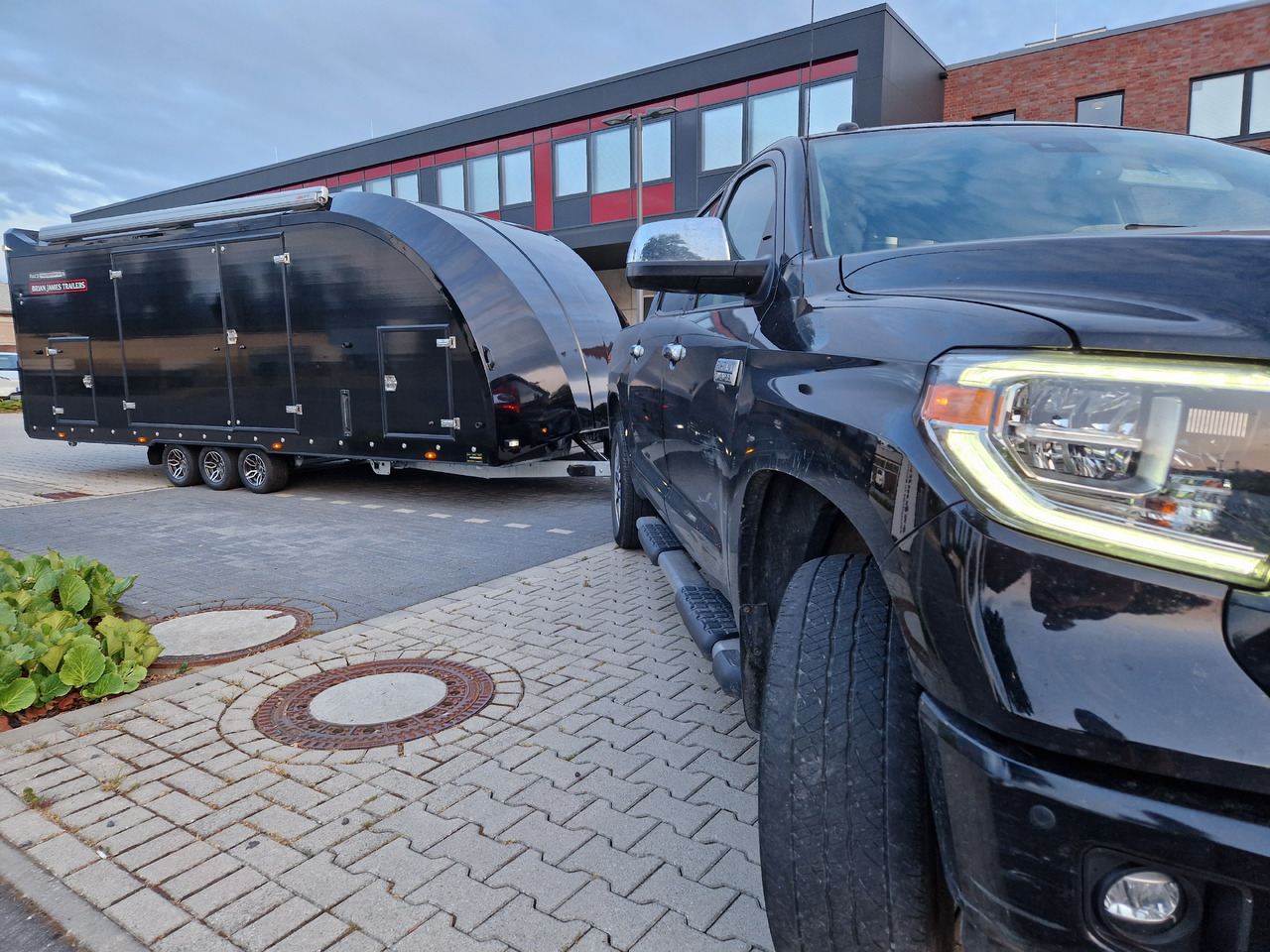 Locação de  BJT Race Transporter 6 396-3040 600x235x189cm black Markise re/li Motorsport Automotiv Tridem 3500kg BJT Race Transporter 6 396-3040 600x235x189cm black Markise re/li Motorsport Automotiv Tridem 3500kg: foto 10