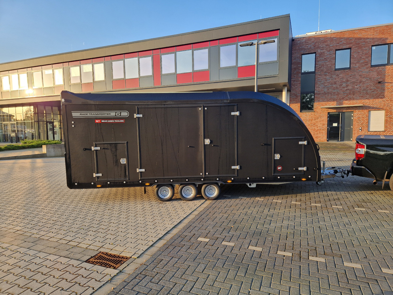 Locação de  BJT Race Transporter 6 550x235x189cm black elektrisch kippbar ASR Tridem 10" 3500kg Modell 2024 BJT Race Transporter 6 550x235x189cm black elektrisch kippbar ASR Tridem 10" 3500kg Modell 2024: foto 8