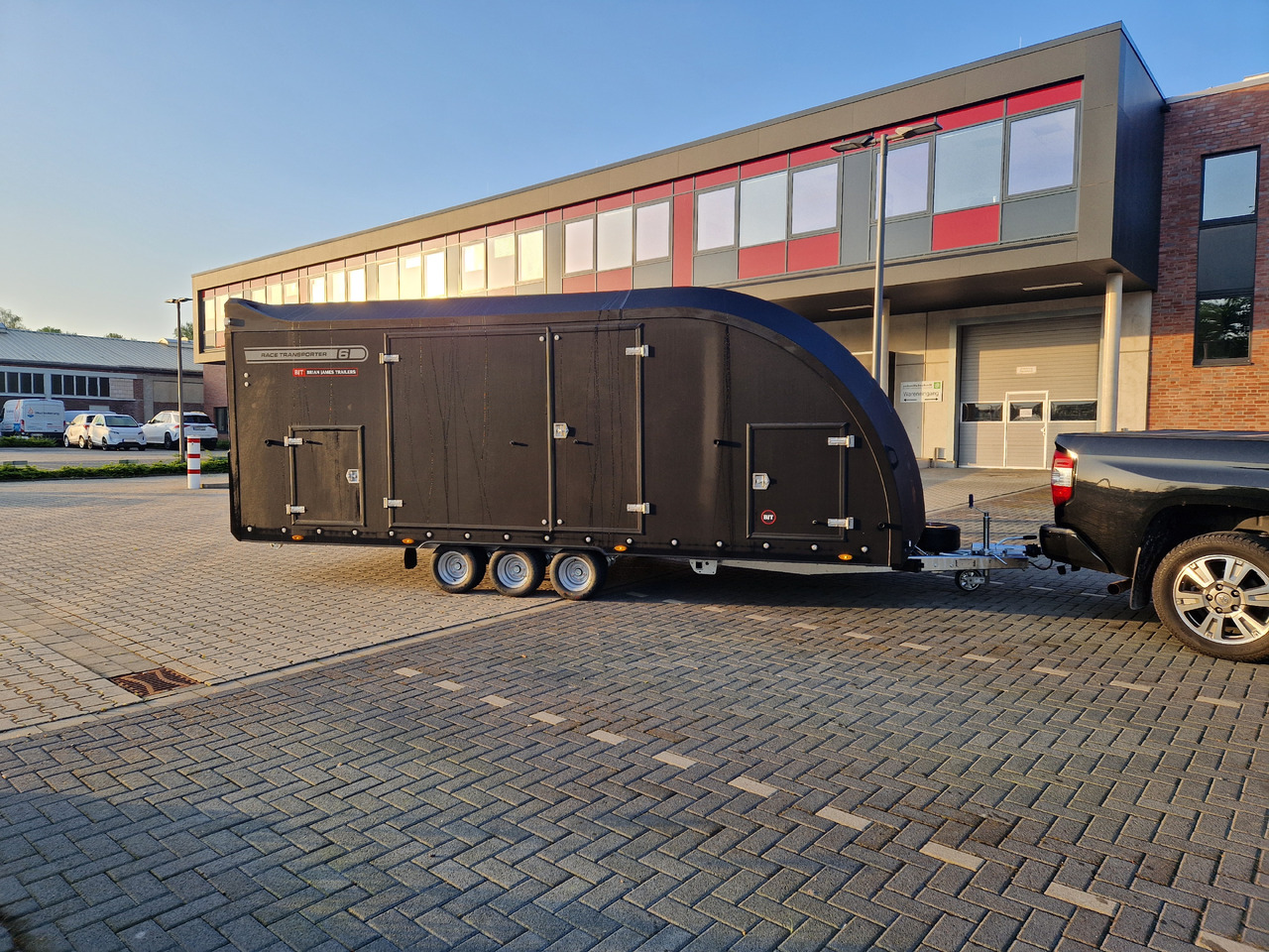 Locação de  BJT Race Transporter 6 550x235x189cm black elektrisch kippbar ASR Tridem 10" 3500kg Modell 2024 BJT Race Transporter 6 550x235x189cm black elektrisch kippbar ASR Tridem 10" 3500kg Modell 2024: foto 7
