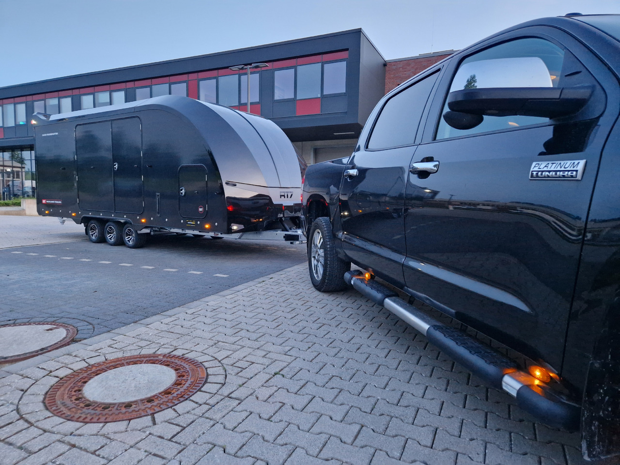 Locação de  BJT Race Transporter 7 397-5521-35-3-10-B 550x210x189cm black Alufelgen Tridem 3500kg Aktion BJT Race Transporter 7 397-5521-35-3-10-B 550x210x189cm black Alufelgen Tridem 3500kg Aktion: foto 10
