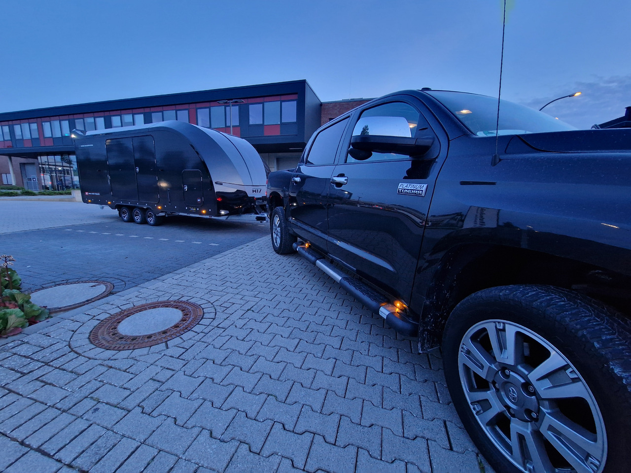 Locação de  BJT Race Transporter 7 397-5521-35-3-10-B 550x210x189cm black Alufelgen Tridem 3500kg Aktion BJT Race Transporter 7 397-5521-35-3-10-B 550x210x189cm black Alufelgen Tridem 3500kg Aktion: foto 6