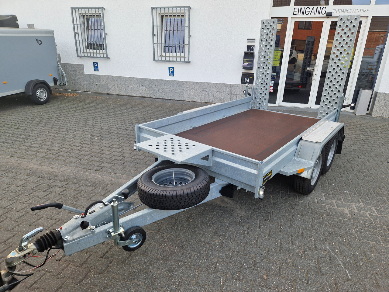 Baggeranhänger BUILDER M+ 300x158x20cm breit Auffahrrampen Reserverad 3000kg - Reboque porta máquinas: foto 5 Baggeranhänger BUILDER M+ 300x158x20cm breit Auffahrrampen Reserverad 3000kg - Reboque porta máquinas: foto 5
