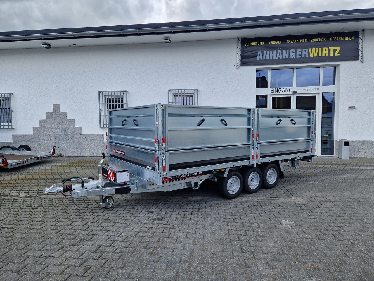 Brian James Trailer Tipper 526-4020 400x200x100cm Aufsatz elek. blackline LED Tridem 3500kg Aktion - Reboque basculante: foto 1 Brian James Trailer Tipper 526-4020 400x200x100cm Aufsatz elek. blackline LED Tridem 3500kg Aktion - Reboque basculante: foto 1