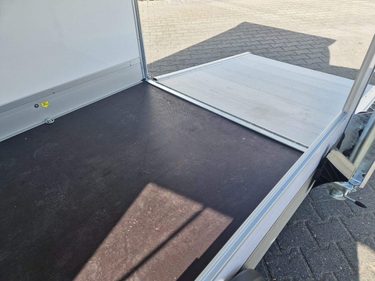 Roulote bar Cargo Roadster 300 300x150x184cm Sandwich weiß Poly black Seitenklappe &Tür Alufelgen 1300kg Pullman: foto 9