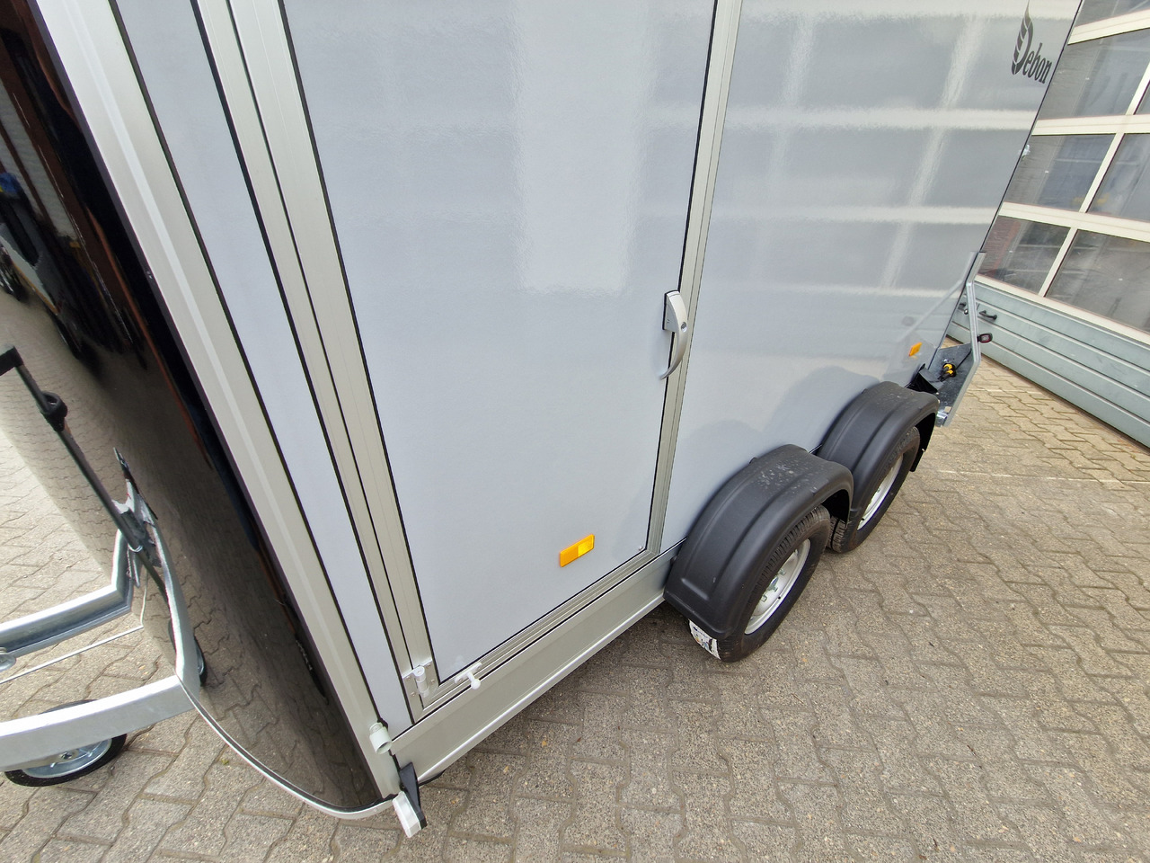 Cargo Roadster 500 312x167x199cm Sandwich Poly schwarz Seitenklappe Seitentür Pullman 100 km/H - Roulote bar: foto 4 Cargo Roadster 500 312x167x199cm Sandwich Poly schwarz Seitenklappe Seitentür Pullman 100 km/H - Roulote bar: foto 4