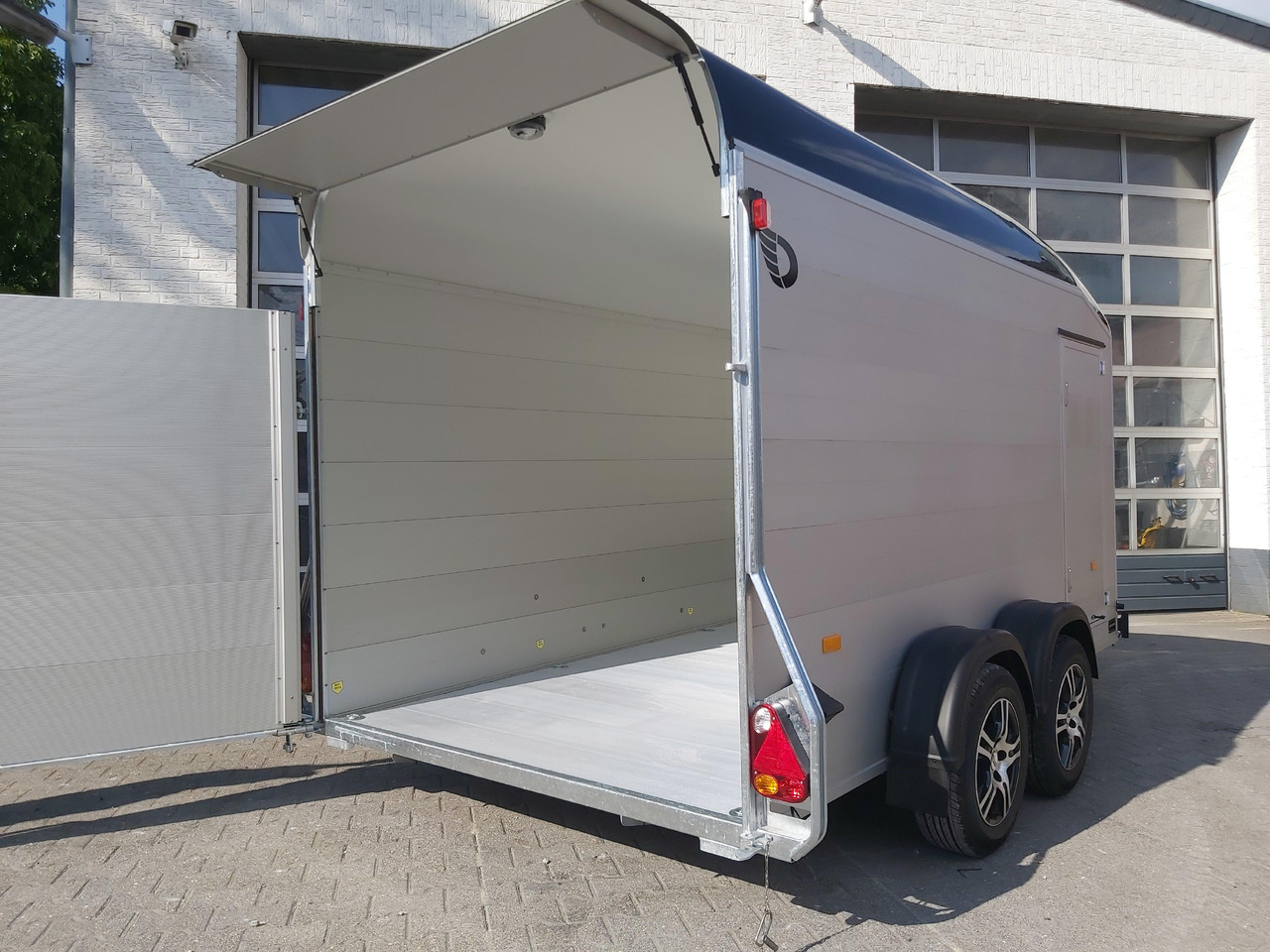Cargo Roadster 700 375x180x200cm Alu black Alufelgen 2600kg Pullman 100km Herbst Aktion Modell - Reboque para carros: foto 5 Cargo Roadster 700 375x180x200cm Alu black Alufelgen 2600kg Pullman 100km Herbst Aktion Modell - Reboque para carros: foto 5