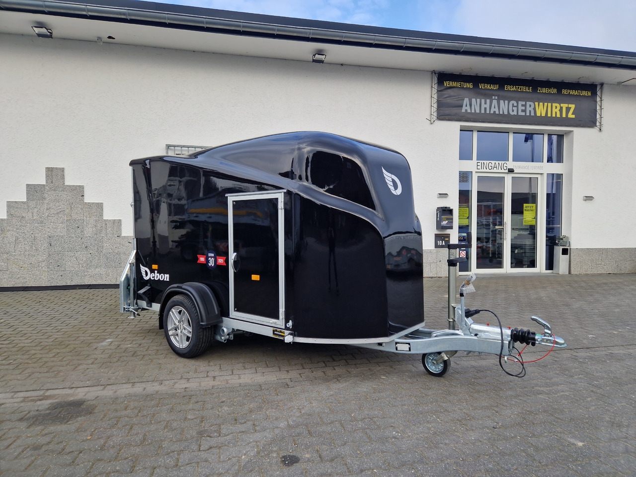 Debon Cargo 1300 300x152x168cm black Seitentür Alufelgen silver Pullman II 100km/H 1300kg Modell 25 - Reboque para carros: foto 1 Debon Cargo 1300 300x152x168cm black Seitentür Alufelgen silver Pullman II 100km/H 1300kg Modell 25 - Reboque para carros: foto 1