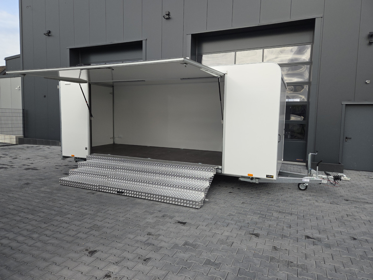 Event Trailer Koffer TWSP M 600T.01 600x230x210 Seitenklappe Treppe Hecktüren 230V 3000kg - Roulote bar: foto 1 Event Trailer Koffer TWSP M 600T.01 600x230x210 Seitenklappe Treppe Hecktüren 230V 3000kg - Roulote bar: foto 1