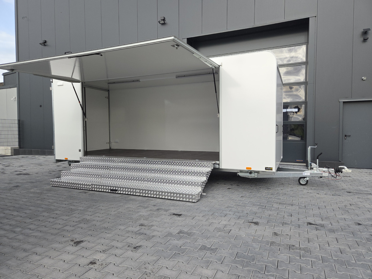 Event Trailer Koffer TWSP M 600T.01 600x230x210 Seitenklappe Treppe Hecktüren 230V 3000kg - Roulote bar: foto 2 Event Trailer Koffer TWSP M 600T.01 600x230x210 Seitenklappe Treppe Hecktüren 230V 3000kg - Roulote bar: foto 2