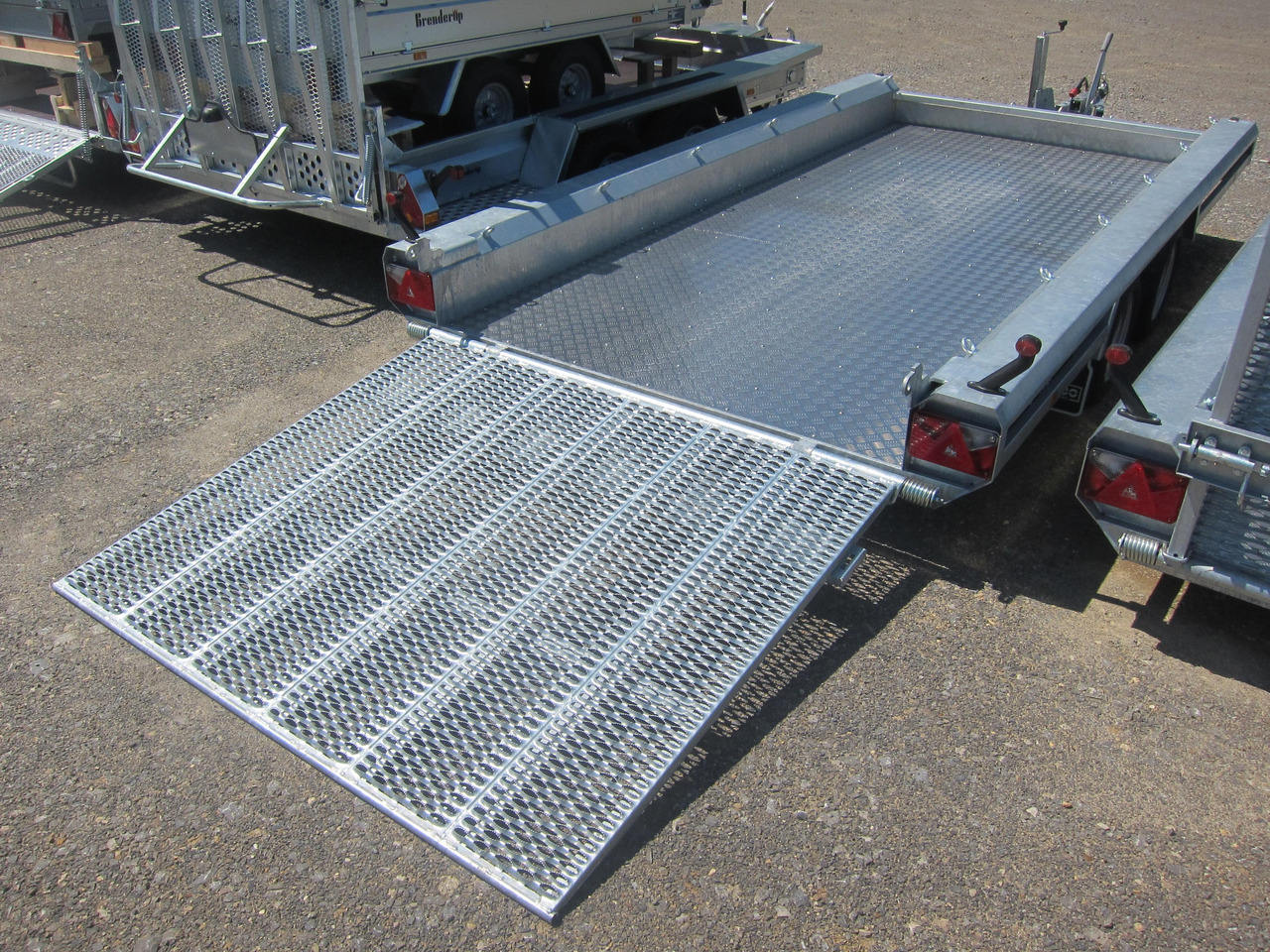 HULCO TERRAX Aluboden 394x180x27cm Heckrampe 150cm (XL) 3000kg - Reboque porta máquinas: foto 3 HULCO TERRAX Aluboden 394x180x27cm Heckrampe 150cm (XL) 3000kg - Reboque porta máquinas: foto 3