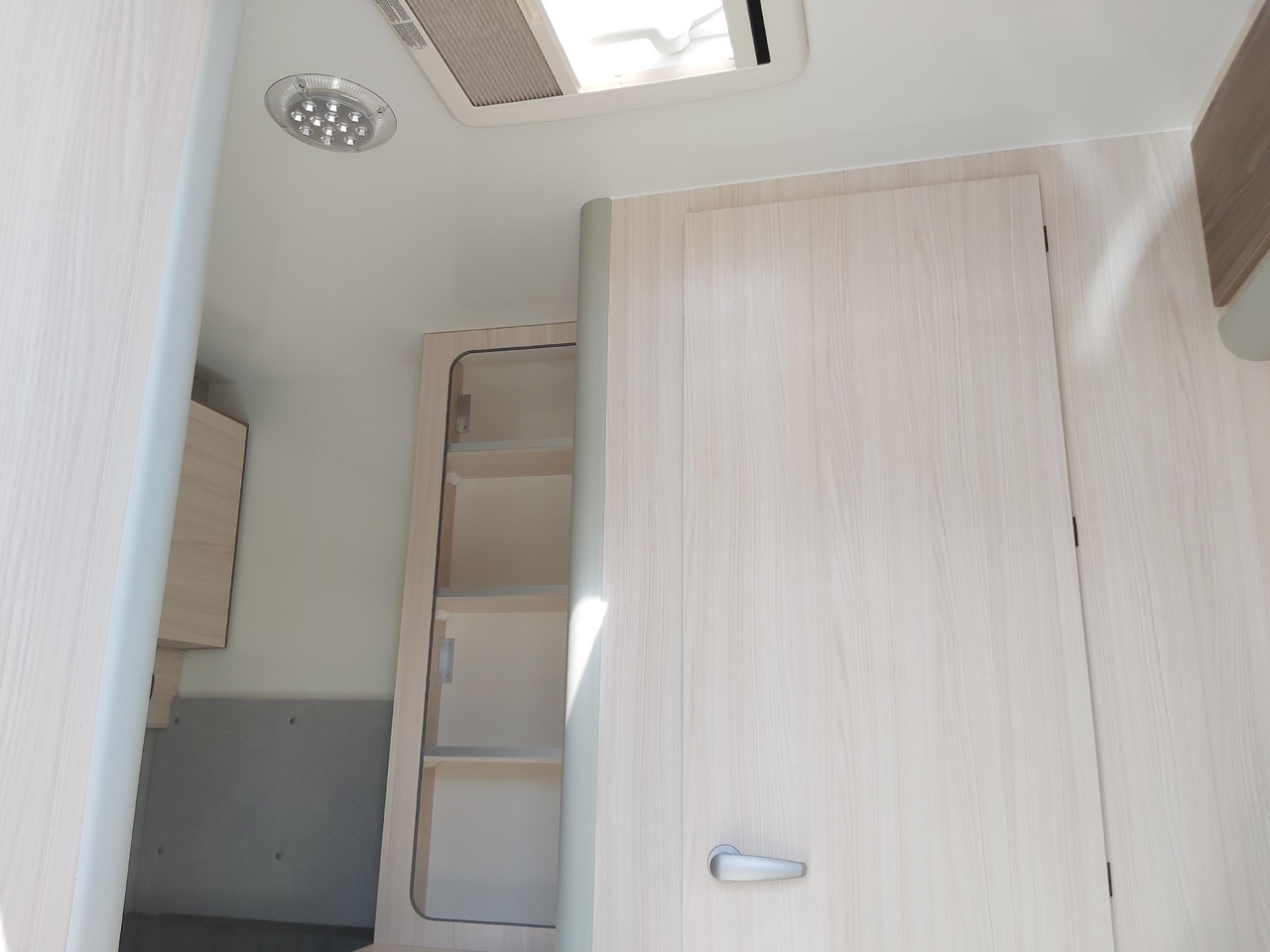 Roulote bar Koffer Sport Camp TFS 550.01 550x200x210cm Heckrampe Wohnabteil Premium 100km/H 2700kg AKTION: foto 14 Roulote bar Koffer Sport Camp TFS 550.01 550x200x210cm Heckrampe Wohnabteil Premium 100km/H 2700kg AKTION: foto 14
