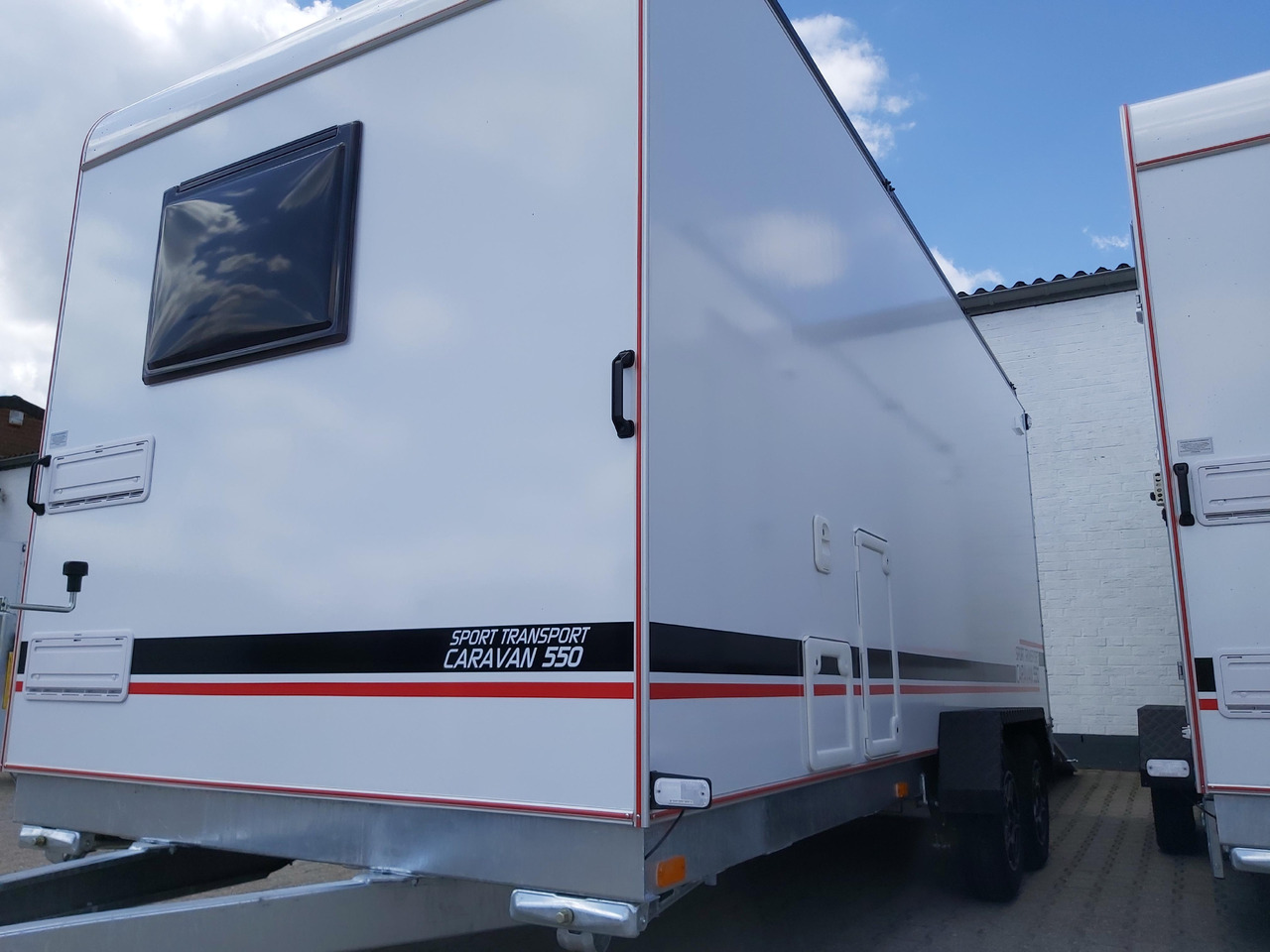 Roulote bar Koffer Sport Camp TFS 550.01 550x200x210cm Heckrampe Wohnabteil Premium 100km/H 2700kg AKTION: foto 8 Roulote bar Koffer Sport Camp TFS 550.01 550x200x210cm Heckrampe Wohnabteil Premium 100km/H 2700kg AKTION: foto 8