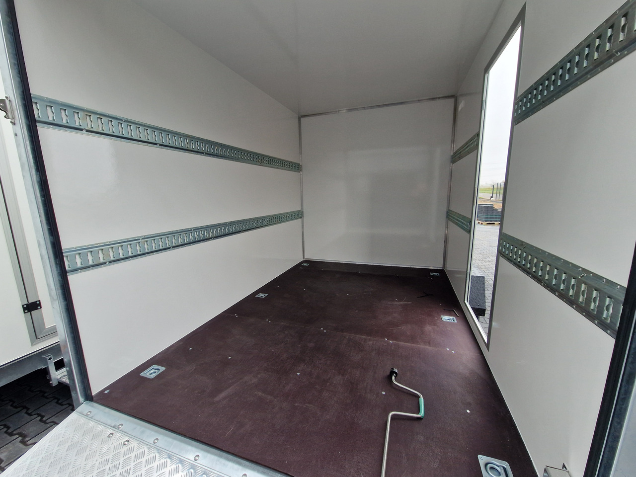 Koffer Sport Camp TFS 550.01 550x200x210cm Laderaum ST & Wohnabteil 2700kg - Caravana: foto 5 Koffer Sport Camp TFS 550.01 550x200x210cm Laderaum ST & Wohnabteil 2700kg - Caravana: foto 5
