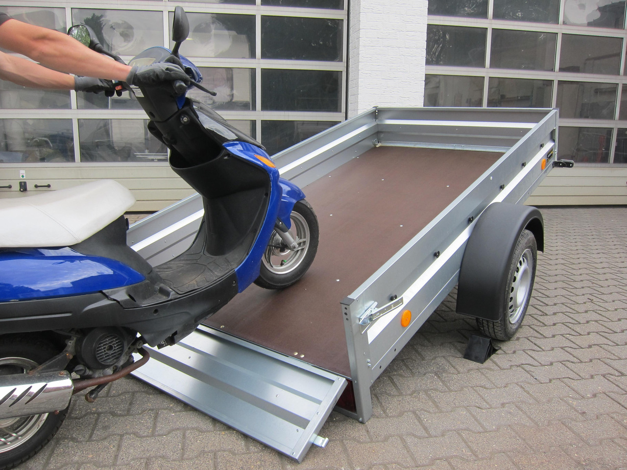 PKW Anhänger Trailstar Pratik 236 236x129x30cm ankippbar (XS) 750kg Mai Aktion - Reboque para moto: foto 1 PKW Anhänger Trailstar Pratik 236 236x129x30cm ankippbar (XS) 750kg Mai Aktion - Reboque para moto: foto 1