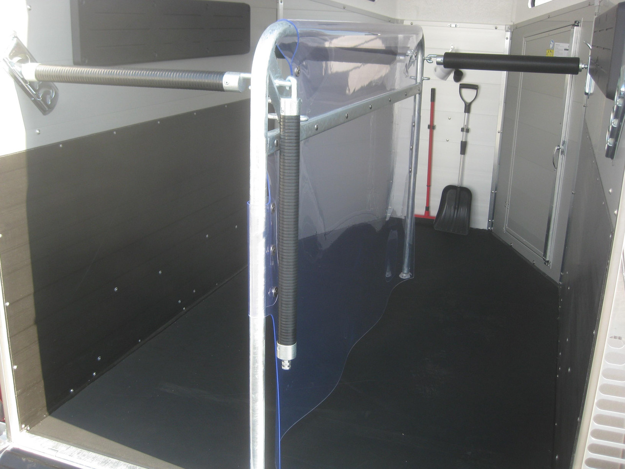 Reboque para cavalos Pferdeanhänger Böckmann Champion C 2700kg CFF+ 100 km/H: foto 7 Reboque para cavalos Pferdeanhänger Böckmann Champion C 2700kg CFF+ 100 km/H: foto 7