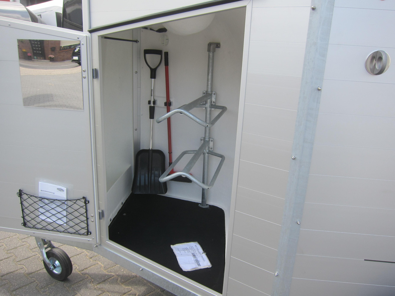 Pferdeanhänger Böckmann Champion R 165 Western Sattelkammer blackline 2400kg CFF 100 km/H Modell 22 - Reboque para cavalos: foto 3 Pferdeanhänger Böckmann Champion R 165 Western Sattelkammer blackline 2400kg CFF 100 km/H Modell 22 - Reboque para cavalos: foto 3