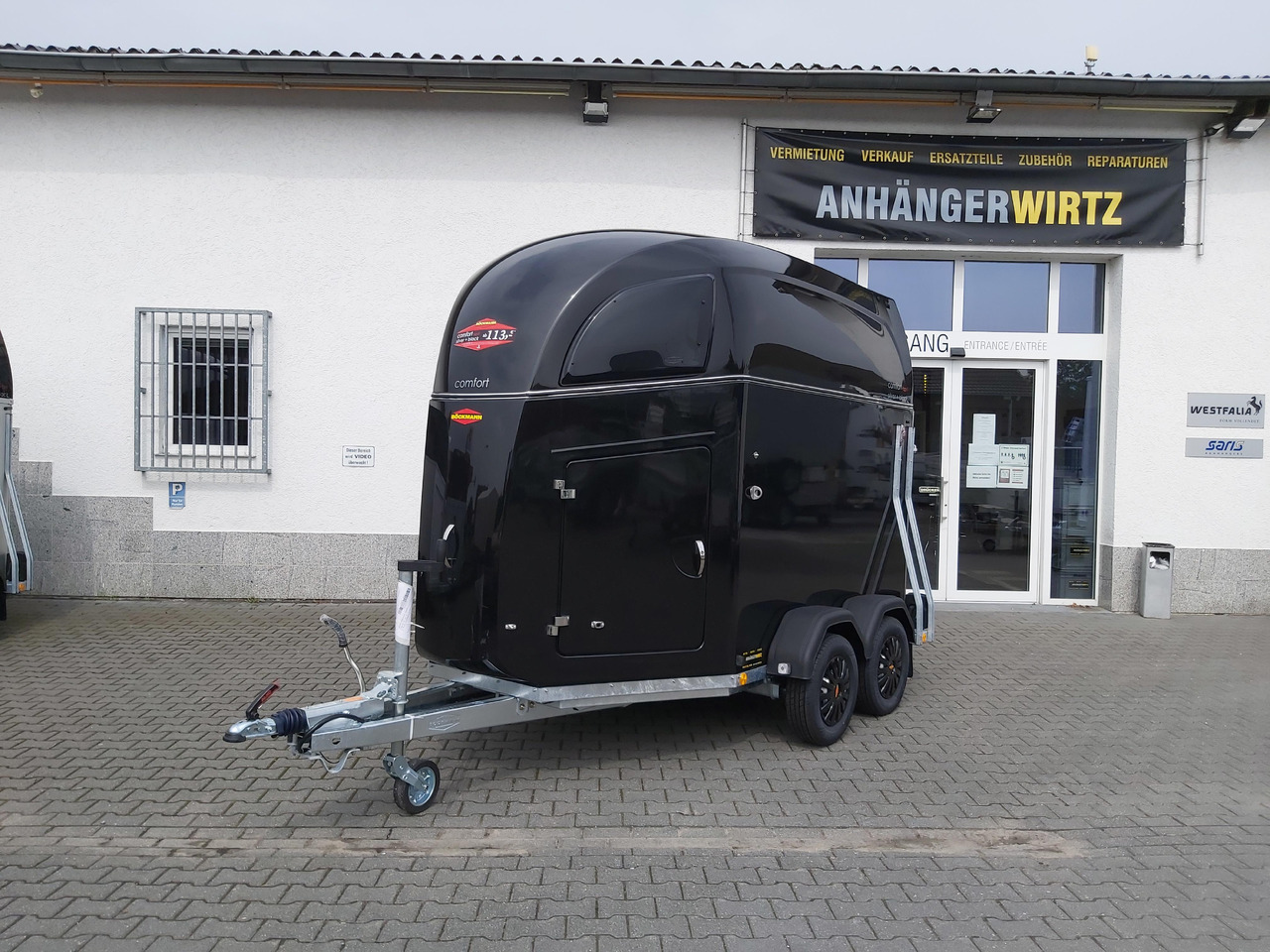 Pferdeanhänger Böckmann Comfort Esprit black Set Sattelkammer Trittschutz 100km/H 2400kg Modell 2024 - Reboque para cavalos: foto 2 Pferdeanhänger Böckmann Comfort Esprit black Set Sattelkammer Trittschutz 100km/H 2400kg Modell 2024 - Reboque para cavalos: foto 2