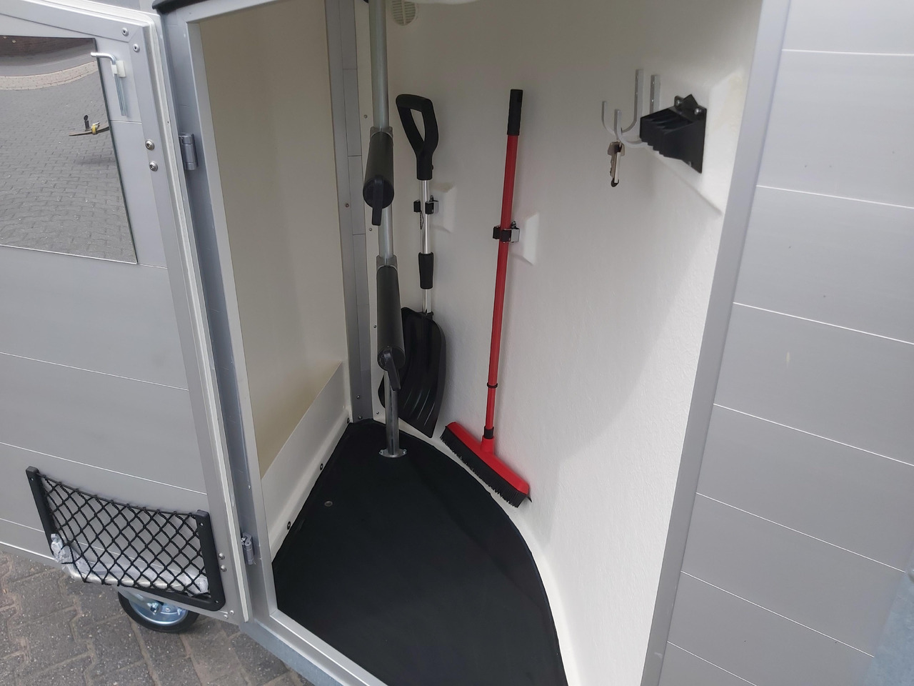 Pferdeanhänger Böckmann Portax Esprit silver&black silver SKASattelkammer Trittschutz 100km/H 2400kg - Reboque para cavalos: foto 4 Pferdeanhänger Böckmann Portax Esprit silver&black silver SKASattelkammer Trittschutz 100km/H 2400kg - Reboque para cavalos: foto 4