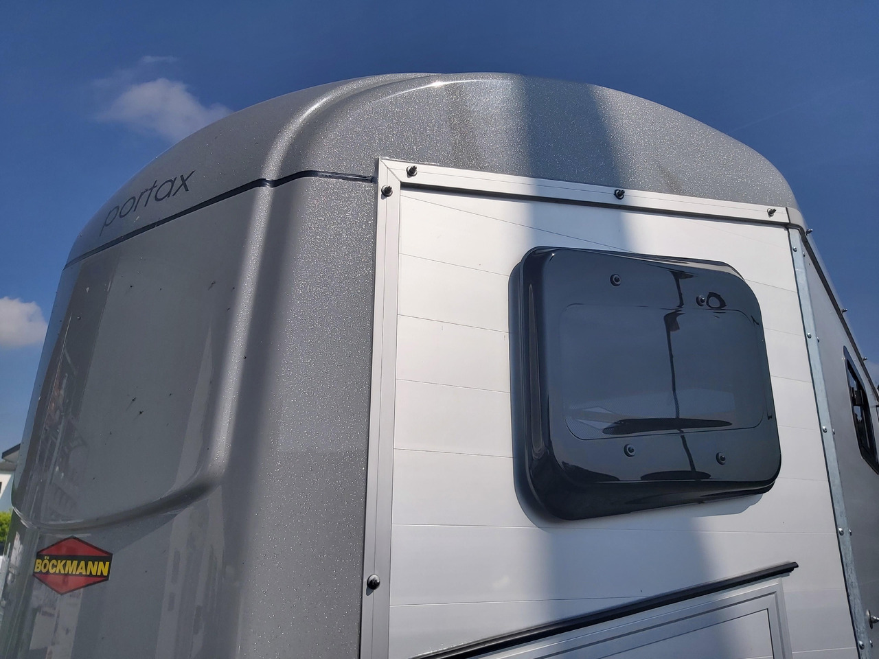 Pferdeanhänger Böckmann Portax Esprit silver&black silver SKASattelkammer Trittschutz 100km/H 2400kg - Reboque para cavalos: foto 2 Pferdeanhänger Böckmann Portax Esprit silver&black silver SKASattelkammer Trittschutz 100km/H 2400kg - Reboque para cavalos: foto 2