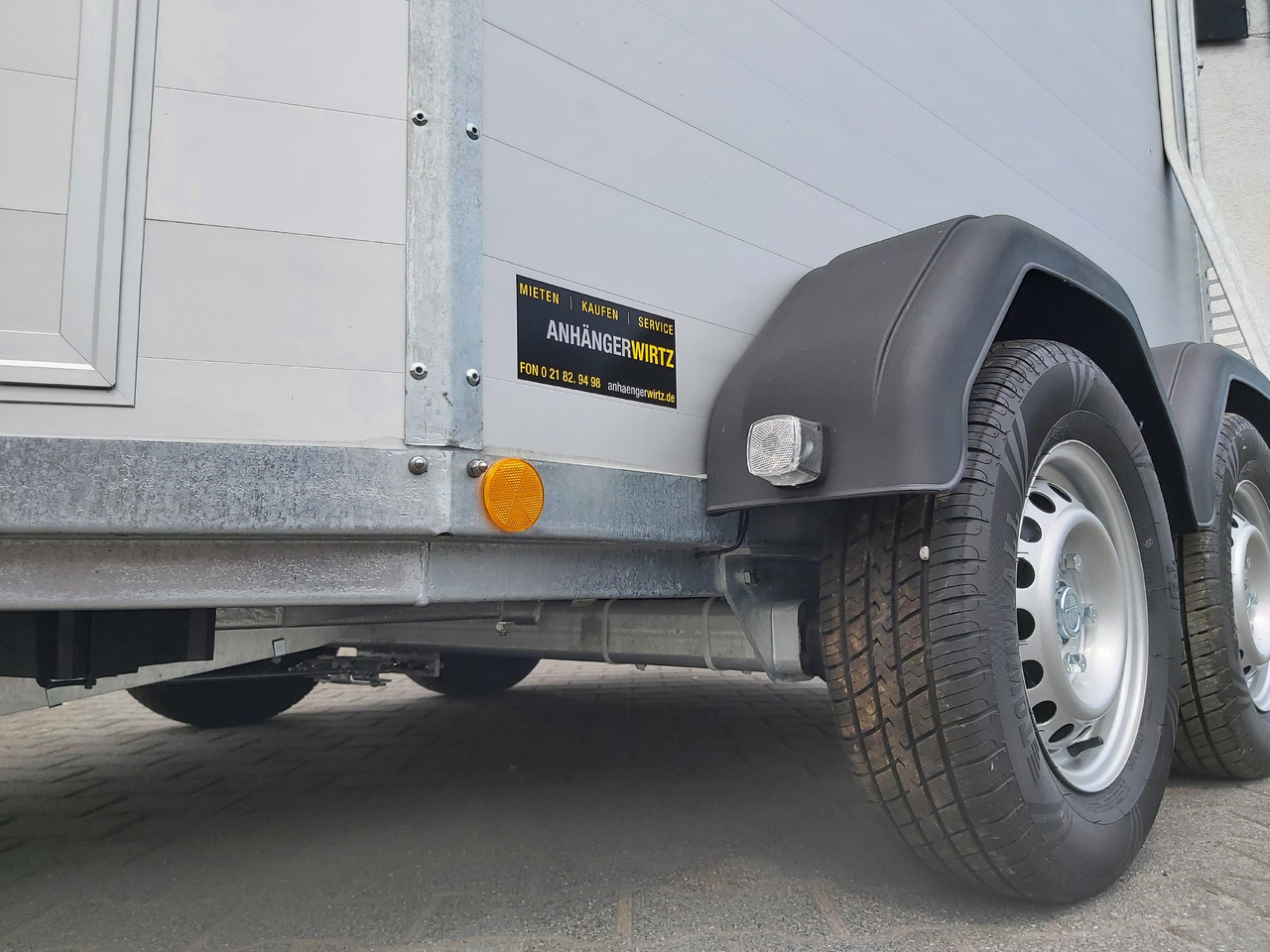 Pferdeanhänger Böckmann Portax Esprit silver&black silver SKASattelkammer Trittschutz 100km/H 2400kg - Reboque para cavalos: foto 5 Pferdeanhänger Böckmann Portax Esprit silver&black silver SKASattelkammer Trittschutz 100km/H 2400kg - Reboque para cavalos: foto 5