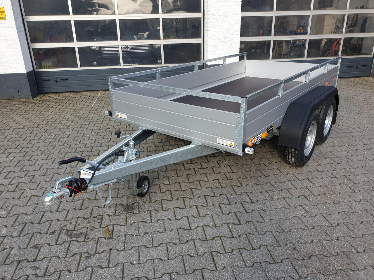 Saris Anhänger FW2700 McAlu Pro 305x153x45cm (M) 2700kg Winter online Aktion - Reboque plataforma/ Caixa aberta: foto 1 Saris Anhänger FW2700 McAlu Pro 305x153x45cm (M) 2700kg Winter online Aktion - Reboque plataforma/ Caixa aberta: foto 1