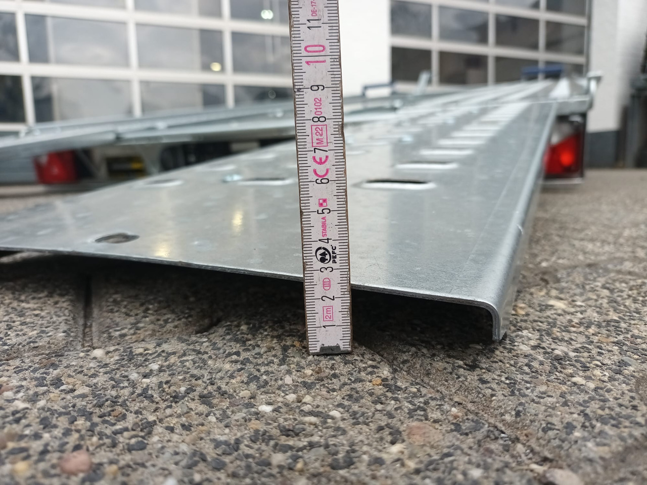 Saris Cartrailer AT 401 202 2700 2 K easyload ankippbar Rampen Fahrschienen Radstop 2700kg 100km/H - Reboque transporte de veículos: foto 4 Saris Cartrailer AT 401 202 2700 2 K easyload ankippbar Rampen Fahrschienen Radstop 2700kg 100km/H - Reboque transporte de veículos: foto 4