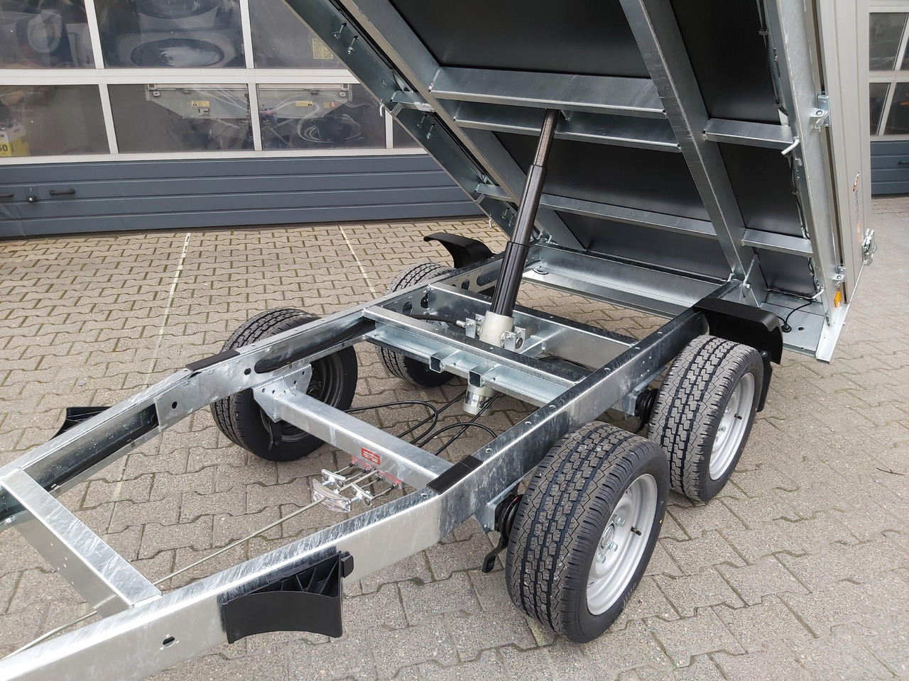 Saris Kipper K1 276 150 2000 2 276x150x30cm silver Handpumpe 13" (S) 2000kg - Reboque basculante: foto 2 Saris Kipper K1 276 150 2000 2 276x150x30cm silver Handpumpe 13" (S) 2000kg - Reboque basculante: foto 2