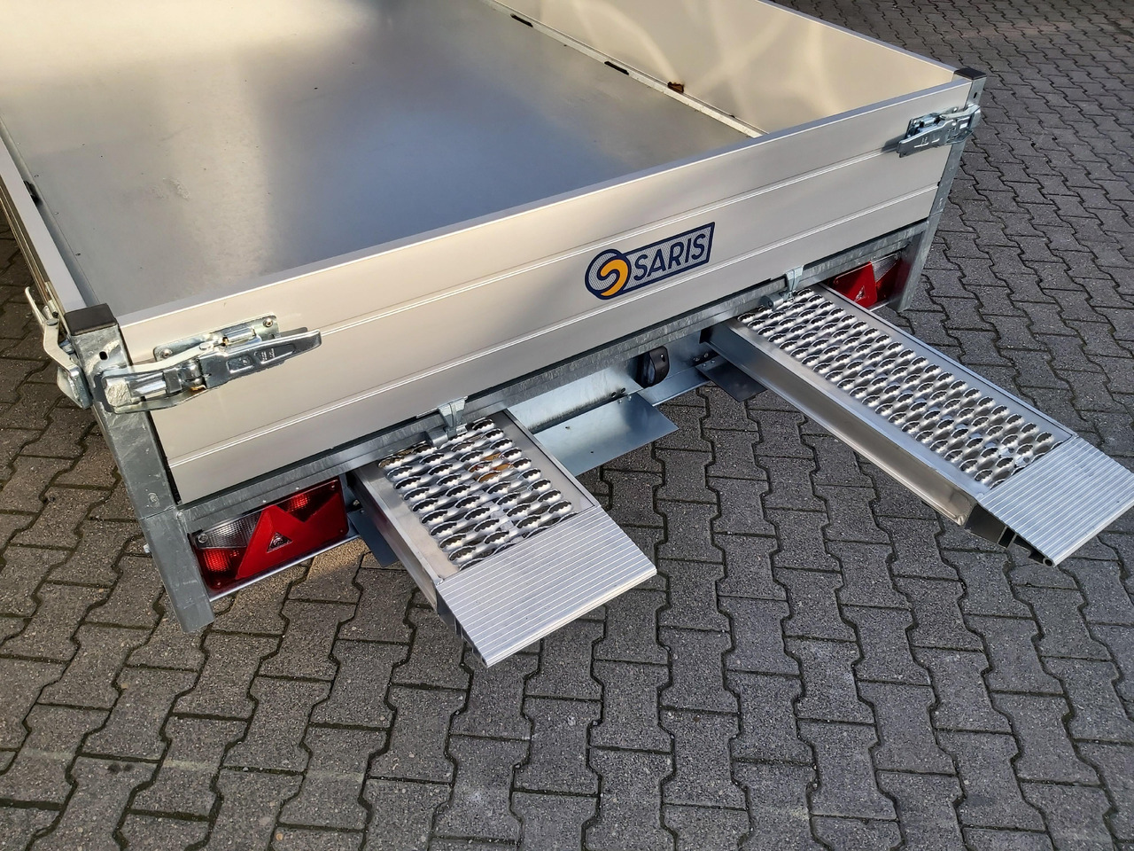 Saris Kipper K1 276 170 2000 2 276x170x30cm Alu Auffahrrampen Heckstützen Handpumpe 13" 2000kg - Reboque basculante: foto 3 Saris Kipper K1 276 170 2000 2 276x170x30cm Alu Auffahrrampen Heckstützen Handpumpe 13" 2000kg - Reboque basculante: foto 3